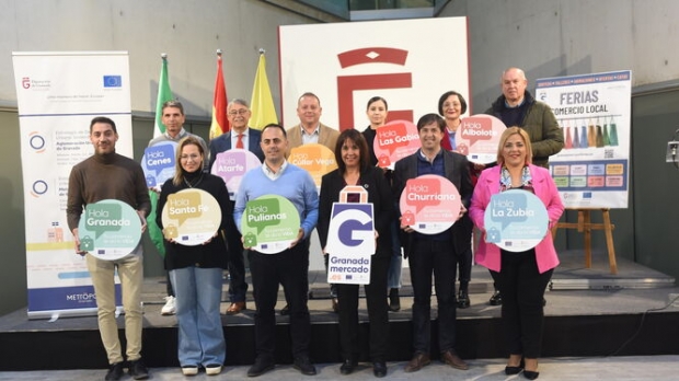 La concejala de Comercio, Josefina Sánchez, junto al concejal de Medio Ambiente, en la presentación de la campaña 