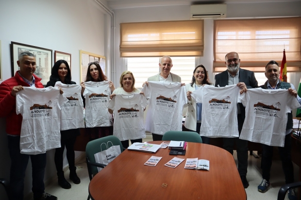 El concejal de Turismo, la concejala de Juventud, el director del IES Aricel y profesorado muestran la camiseta