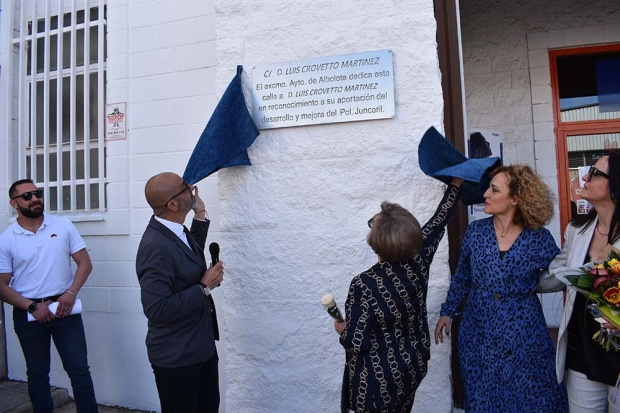 El alcalde, Salustiano Ureña y la viuda del empresario, Conchi Ruiz, descubren la placa de homenaje.