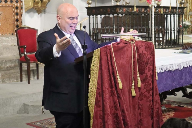 Fernando Argüelles durante su pregón de Semana Santa, acompañado de la Banda Municipal de Música.