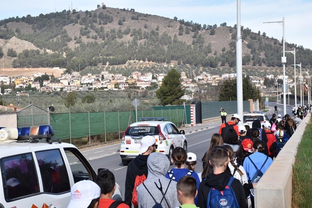 Escolares de Albolote se dirigen al paraje de El Torreón para realizar la limpieza.