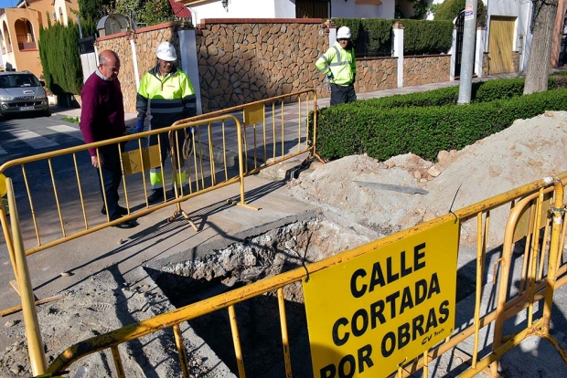 El concejal de Obras, José Miguel Rodríguez visita la zona de la calle Mirasierra donde se acomete la mejora de Aguasvira