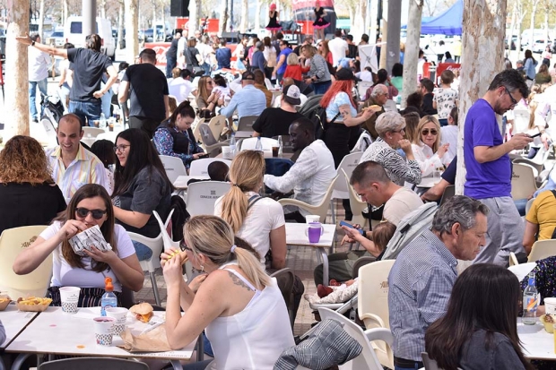 Ambiente de la feria gastronómica durante el sábado a mediodía.