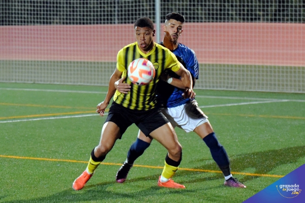 Una jugada del encuentro disputado por el FC Cubillas ante el CD Alhaurino (GRANADAENJUEGO.COM)