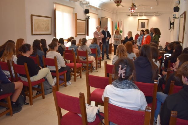 La concejala de Educación, Carmen Calderay, dio la bienvenida al alumnado de Besançon