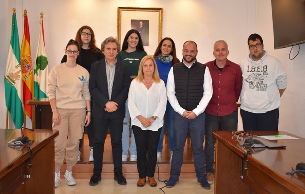 Alumnos en prácticas junto a los dirctores de los centros escolares y a la concejala de Juventud, Carmen Calderay