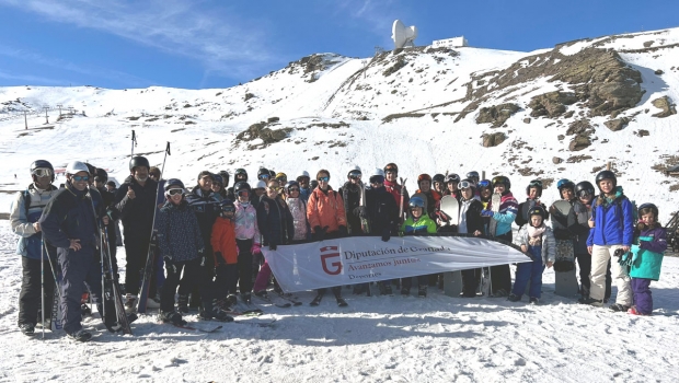 Foto del grupo de alboloteños que disfrutaron de una jornada de esquí en Sierra Nevada