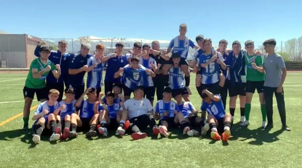 Los jugadores del equipo juvenil B del Español de Albolote celebran el ascenso (RCD ESPAÑOL ESCUELA GRANADA)