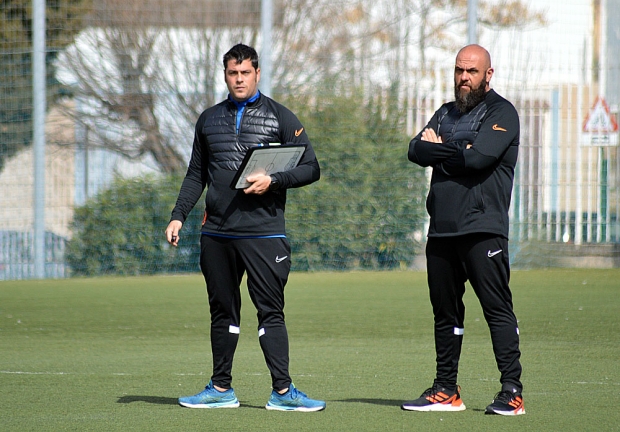 Rafa Callejas, a la izquierda, en un entrenamiento con la plantilla del FC Cubillas (J. PALMA)