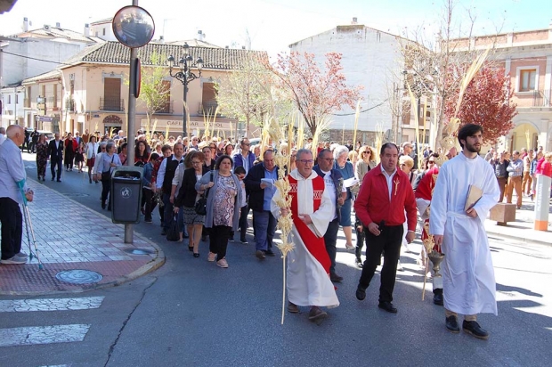 Itinerario de la concurrida procesión del Domingo de Ramos por la Plaza de España y llegando a la Iglesia de la Encarnación. 