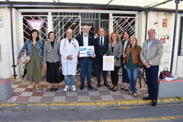 Visita del delegado de Salud, Indalecio Sánchez-Montesinos, junto a concejales del equipo de Gobierno y sanitarios del centro de salud. Abajo, el alcalde, Salustiano Ureña, con la maqueta de la ampliación del edificio.