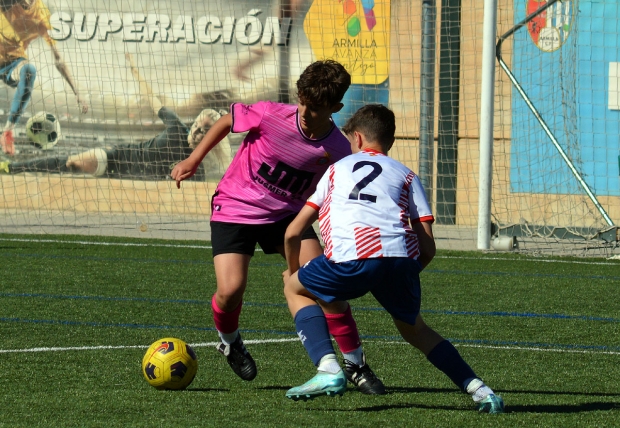 Una jugada del partido disputado por el infantil del Español Albolote en Armilla en Primera Andaluza (J. PALMA)