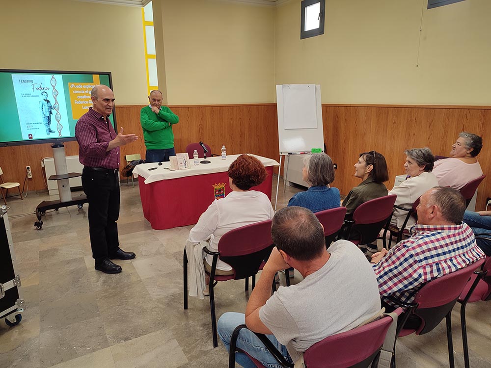 Cristino Alonso y José Luis Prats durante la presentación del libro en Albolote.