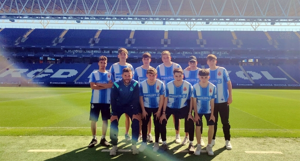 Ricardo Martín, director deportivo del Español Albolote, junto a varios jugadores en el RCDE Stadium (ESPAÑOL ALBOLOTE)