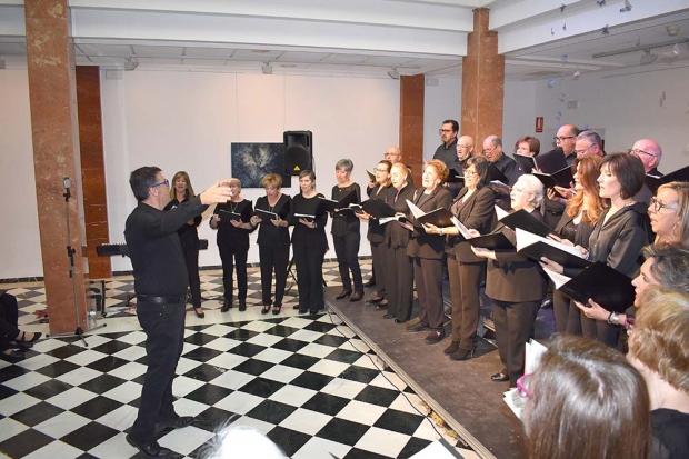 Un momento de la actuación de la Coral Polifónica de Albolote. Abajo, participación de la Coral Sta. María de la Victoria de Málaga.