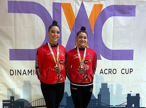 Rocío Yepes, a la derecha, junto a Carolina Moya posan con sus medallas (ACRÓBATOS)