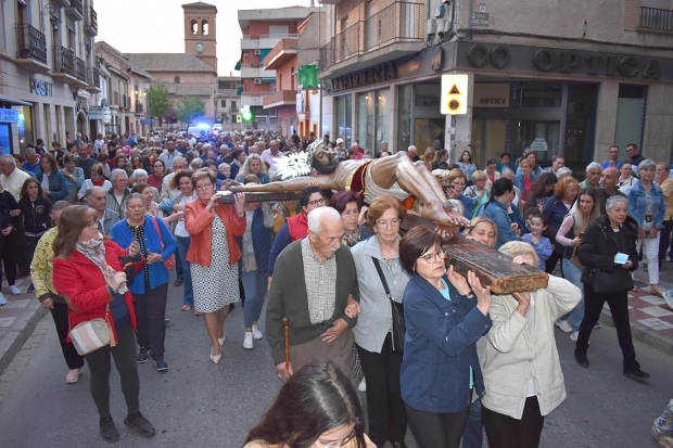 Varios momentos de la procesión del miércoles 19 de abril en la que se cumplieron 67 años del terremoto de Albolote.