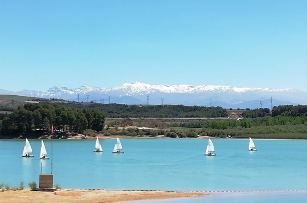 Panorámica de las embarcaciones de vela surcando las aguas del embalse del Cubillas (DEPORTES UGR)