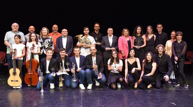 Premiados junto a representantes municipales, de la Fundación y de la escuela de música 