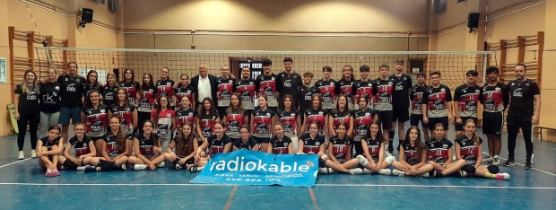 Las jugadoras y jugadores del Albolote CV`16 posan con la equipación de RadioKable (J. PALMA)