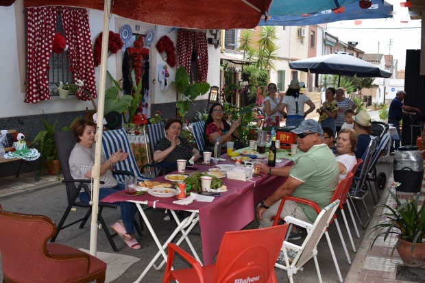 Ambiente de una de las calles en el día de la cruz 