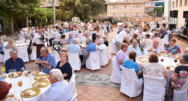 Mayores en la cena de la semana cultural 