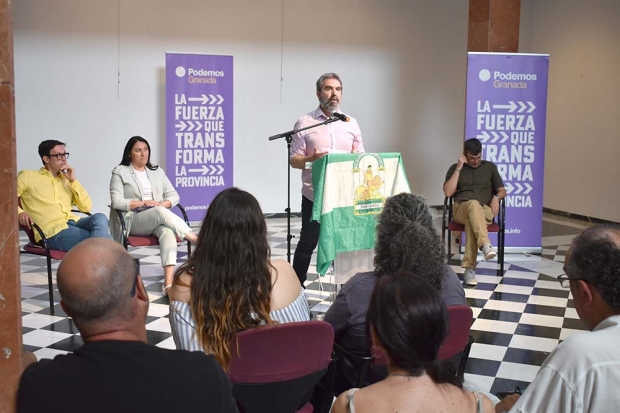Javier Quesada, cabeza de lista de Podemos en Albolote, fue el primero en intervenir en el acto.