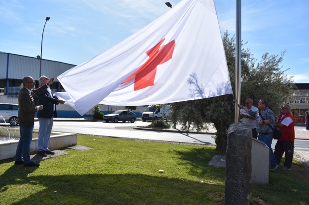 Izada de la bandera de Cruz Roja