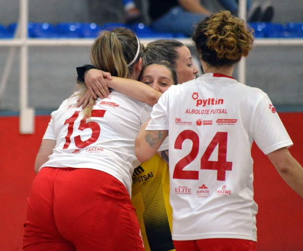 Las jugadoras del Albolote Pyltin celebran un gol ante el Peligros FS (J. PALMA)