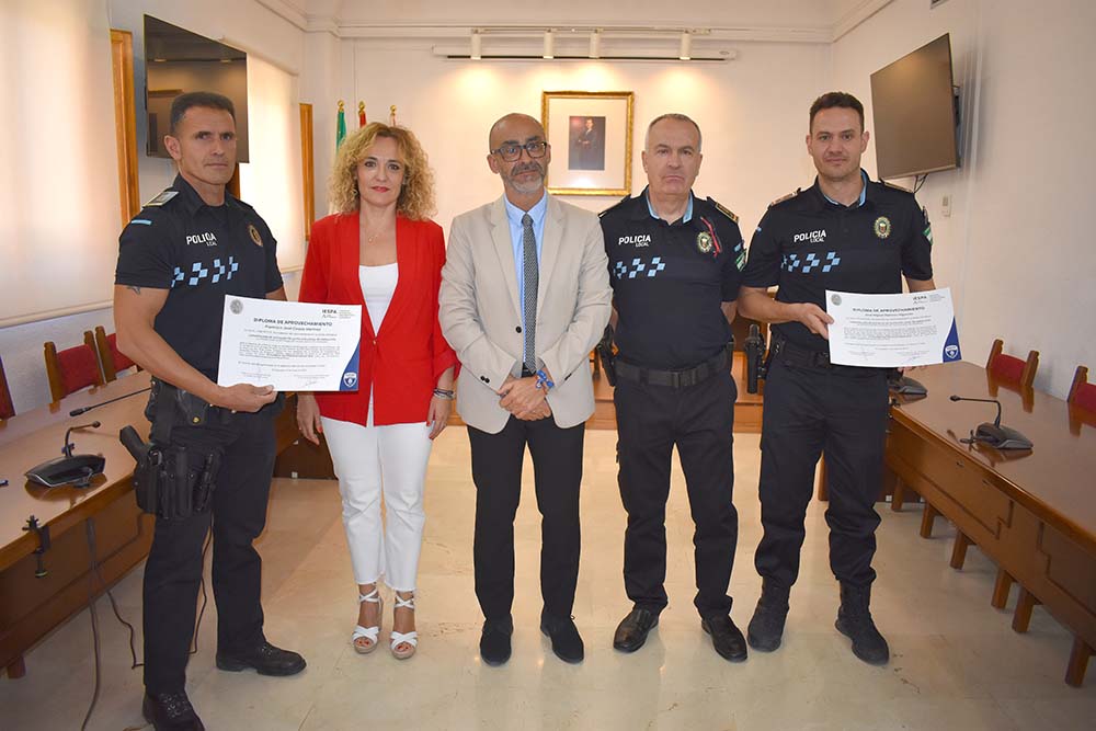 Los dos nuevos oficiales muestran sus diplomas en presencia del alcalde, Salustiano Ureña, de la concejala, Marta Nievas y del jefe de Policía, Rafael Ramírez.