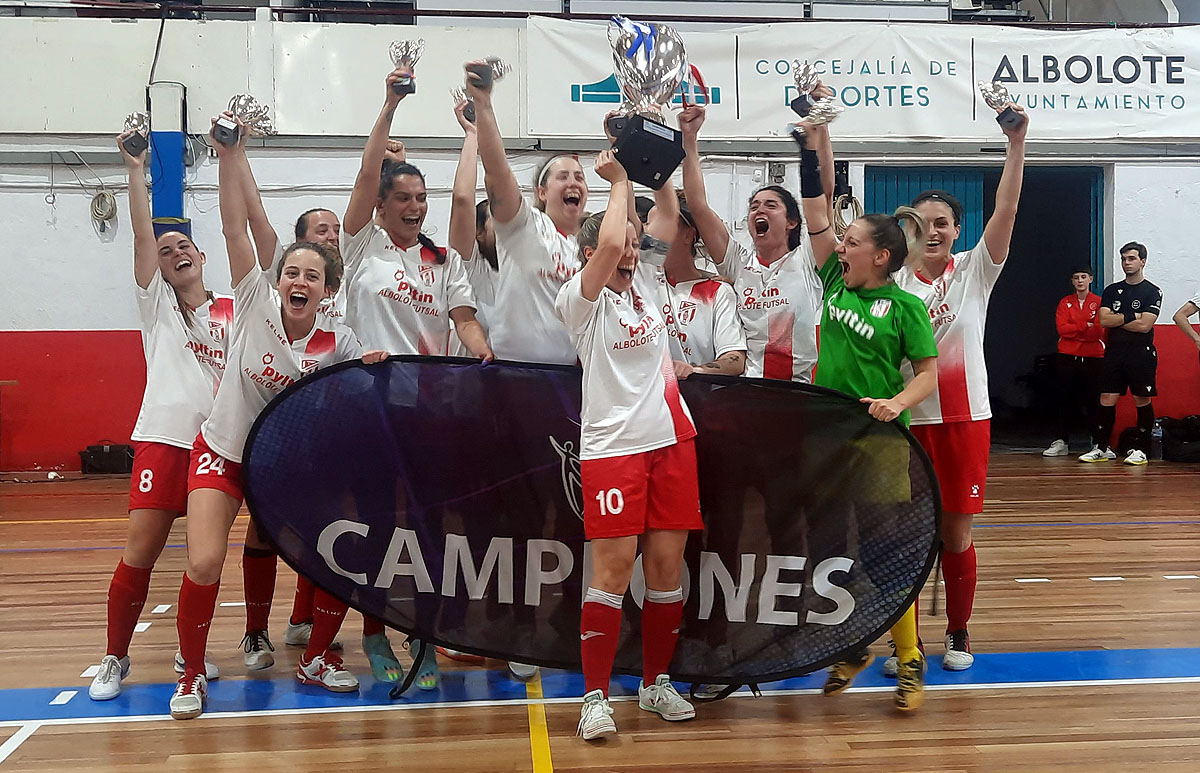 Las jugadoras del Albolote Pyltin celebran la victoria en la final de la liga (J. PALMA)