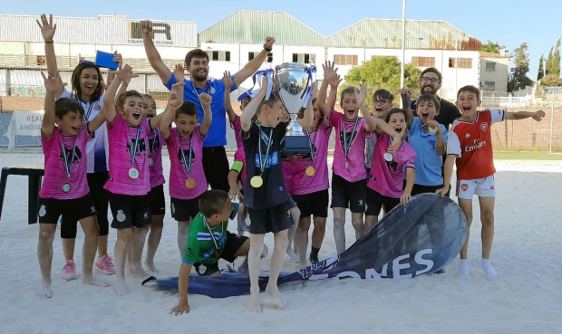 Los jugadores del equipo benjamín del Español Albolote levantan la Copa de campeones (J. PALMA)