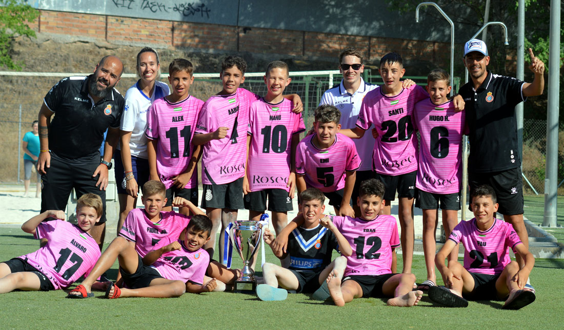El equipo alev�n del Espa�ol Albolote posa con la Copa de campeones (J. PALMA)