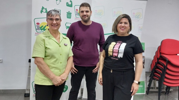 LA candidata de IU par ala Gente, Lidia Milena, junto a varios candidatos de la lista en la sede 