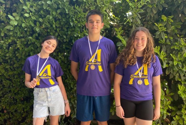 Nazaret Álvarez, Hugo Escudero y Lola Carrión posan con sus medallas (ALBOLOTE SWIMMING)