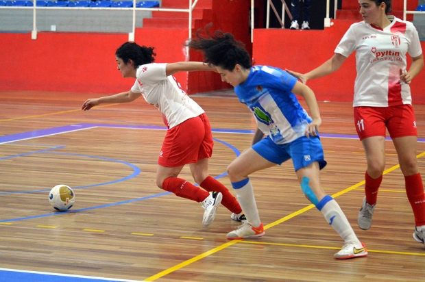 Una jugadora del Albolote Pyltin en una acción del partido ante Vélez Benaudalla (J. PALMA)