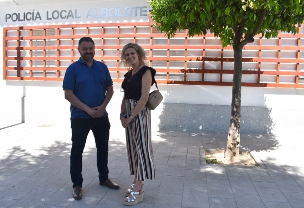 Los candidatos de Vox, David Navarro y Cristina Guerrero, junto a las dependencias de la Policía Local