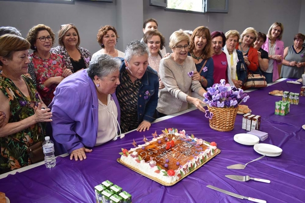 La presidenta de Amefa, Mª del Mar Sánchez e Itziar Prats soplan las velas de la tarta del 20 aniversario. Abajo, un momento del acto de la Casa de la Cultura.