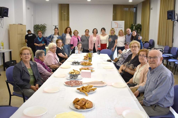 Mayores que han sido asistidos en el programa del PFA espacial junto a sus cuidadoras y a la concejala de Bienestar Social.