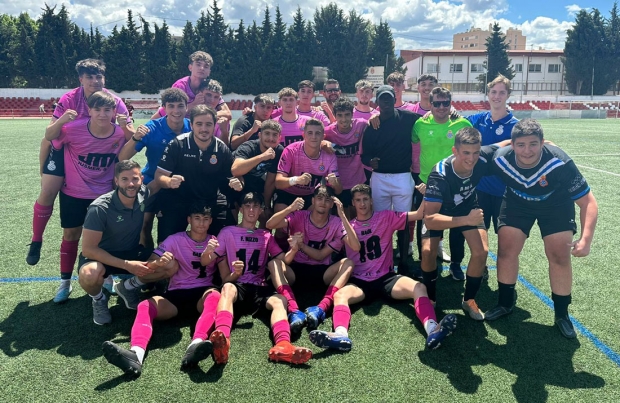 Jugadores y cuerpo técnico del juvenil A del Español Albolote celebran el ascenso (ESPAÑOL ALBOLOTE)