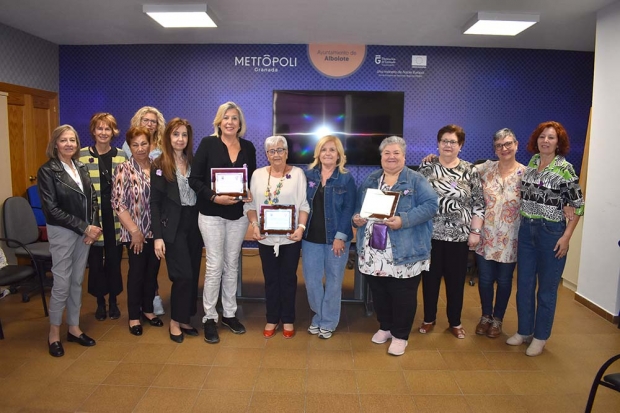 Las presidentas de las tres asociaciones de mujeres de Albolote posan con sus placas junto a compañeras y representantes del área de Igualdad y Centro de la Mujer.