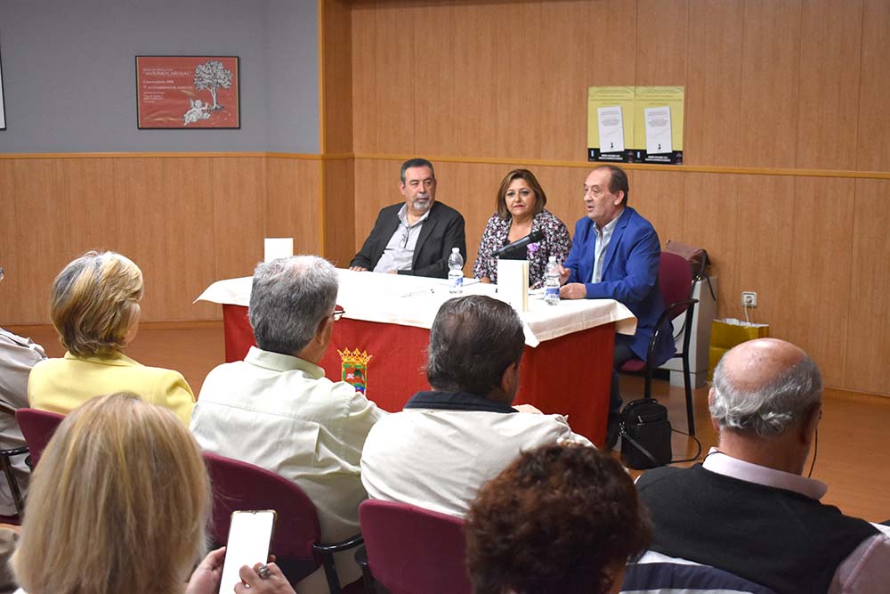 Presentación del libro en la Casa de la Cultura de Albolote. De izquierda a derecha, José Moreno Arenas. Toñi Guerrero y Adelardo Méndez Moya.