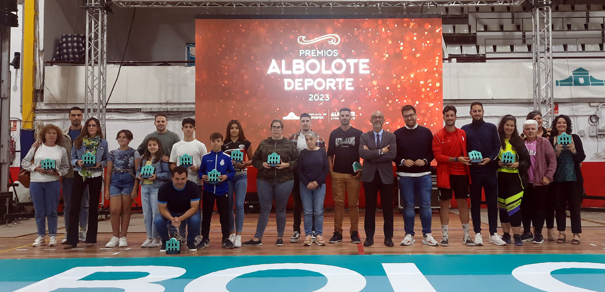 Foto de familia de los premios Albolote Deporte 2023 (J. PALMA) 
