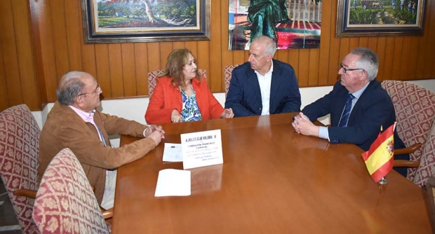 Miembros de la Fundación y el director del IES Aricel durante la presentación del concurso académico.