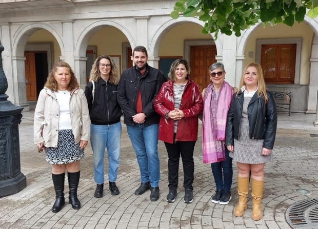 Candidata de IU para la Gente, Lidia Milena, en la plaza de España junto a varios miembros de su candidatura