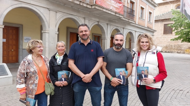 El candidato de Vox, David Navarro, junto a varios miembros de su candidatura 
