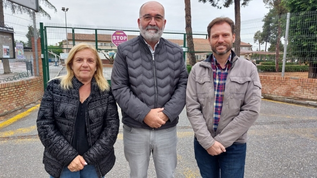 EL candidato de CIudadanos, Juanma Ocaña, junto al colegio Tinar 