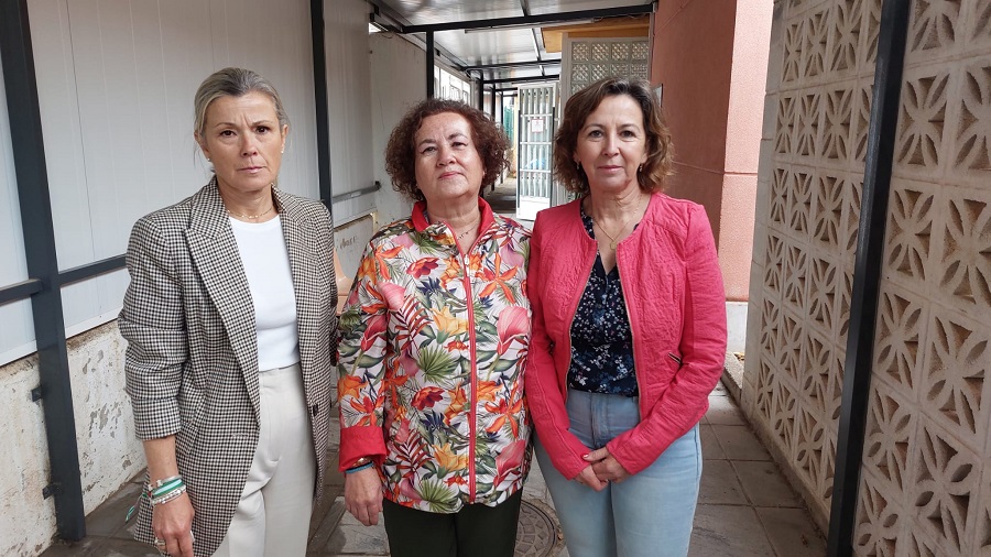 La candidata a la alcaldía por el PSOE, ESther Carvajal, junto a dos miembros de su lista en el centro de salud 