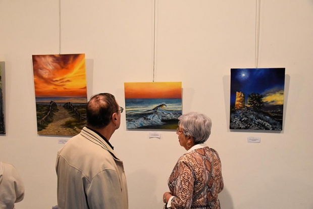 Algunas de las obras del alumnado del taller que cuelgan de las paredes de la Casa de la Cultura. Abajo, despedida de la monitora, Beatriz Ureña.