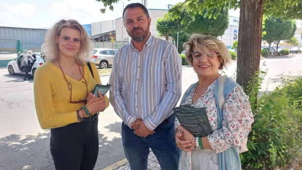 EL candidato de VBox, David Navarro, junto a dos miembros de su candidatura en el Juncaril 